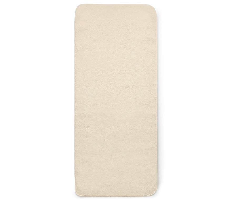 Beige, rechteckige Badematte mit abgerundeten Ecken auf weißem Hintergrund.
