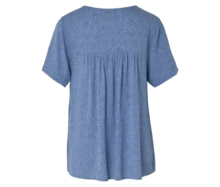 Rückansicht einer hellblauen, kurzärmeligen Bluse mit Muster.