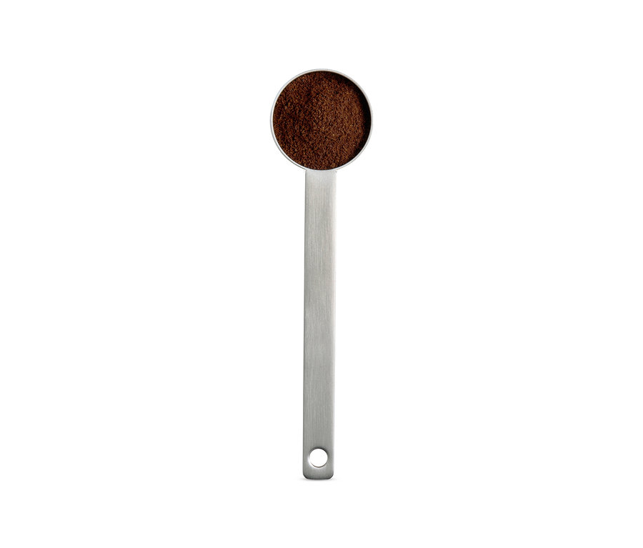 Ein silbernes Kaffeelot voll mit gemahlenem Kaffee.