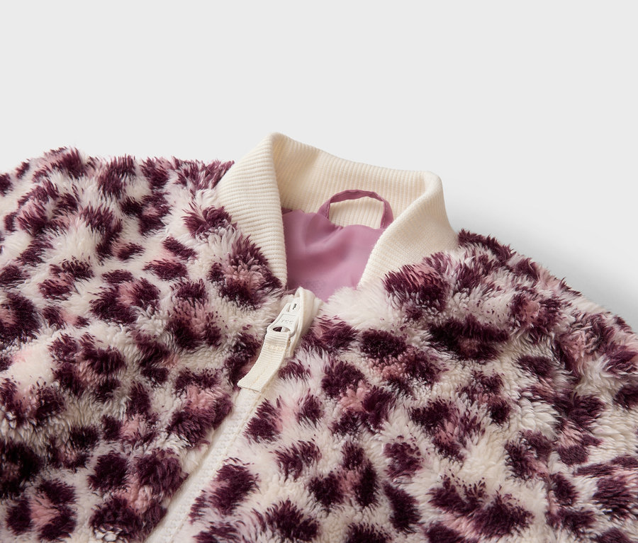 Flauschige Jacke mit lila Leopardenmuster, cremefarbenem Rippkragen und Reißverschluss.