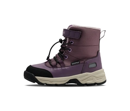 Pflaumenfarbener hummel® Schneestiefel Snow Boot Tex mit Schnürung, Klettverschluss, dicker Sohle und schwarzer Zehenkappe.