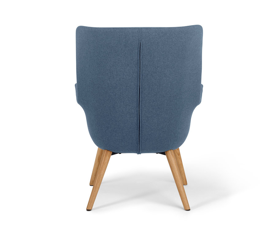 Rückansicht eines blauen Sessels mit Fußhocker und Holzbeinen.