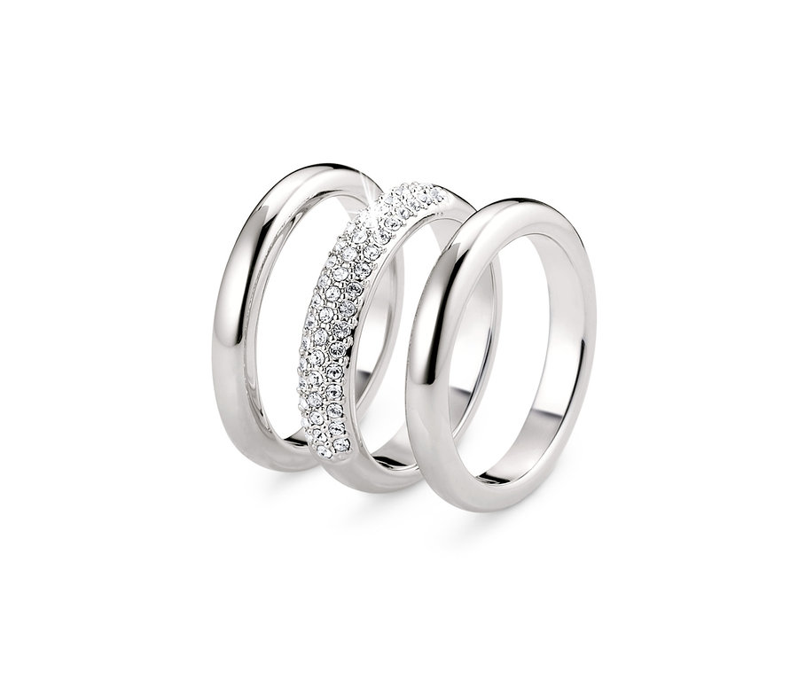 Ein Ring-Set verziert mit Swarovski® Kristallen liegt auf einem weißen Hintergrund.