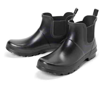 Zwei schwarze Gummistiefel auf weißem Hintergrund.
