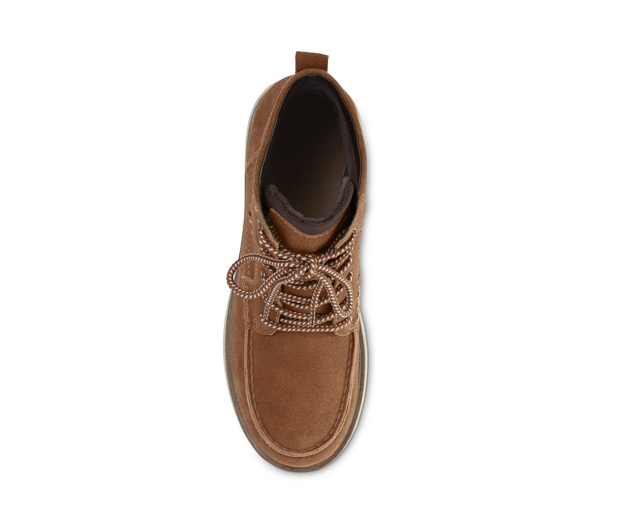 Nahaufnahme eines braunen Veloursleder-Boots mit braun-weißen Schnürsenkeln.