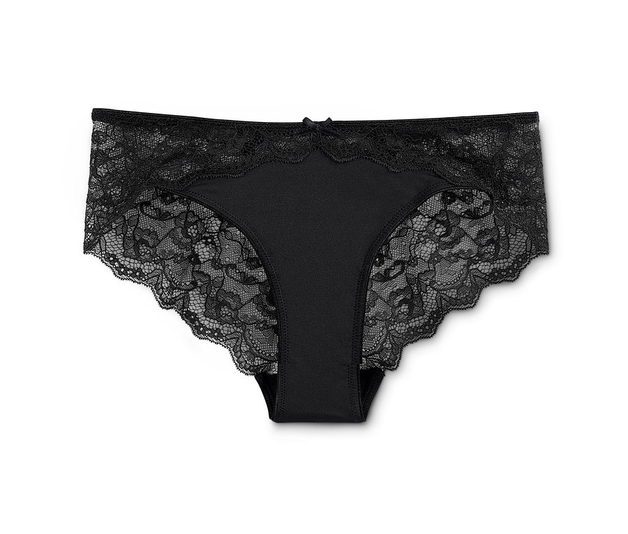 Ein einzelner schwarzer 2 Brazilslip liegt auf einem weißen Hintergrund.