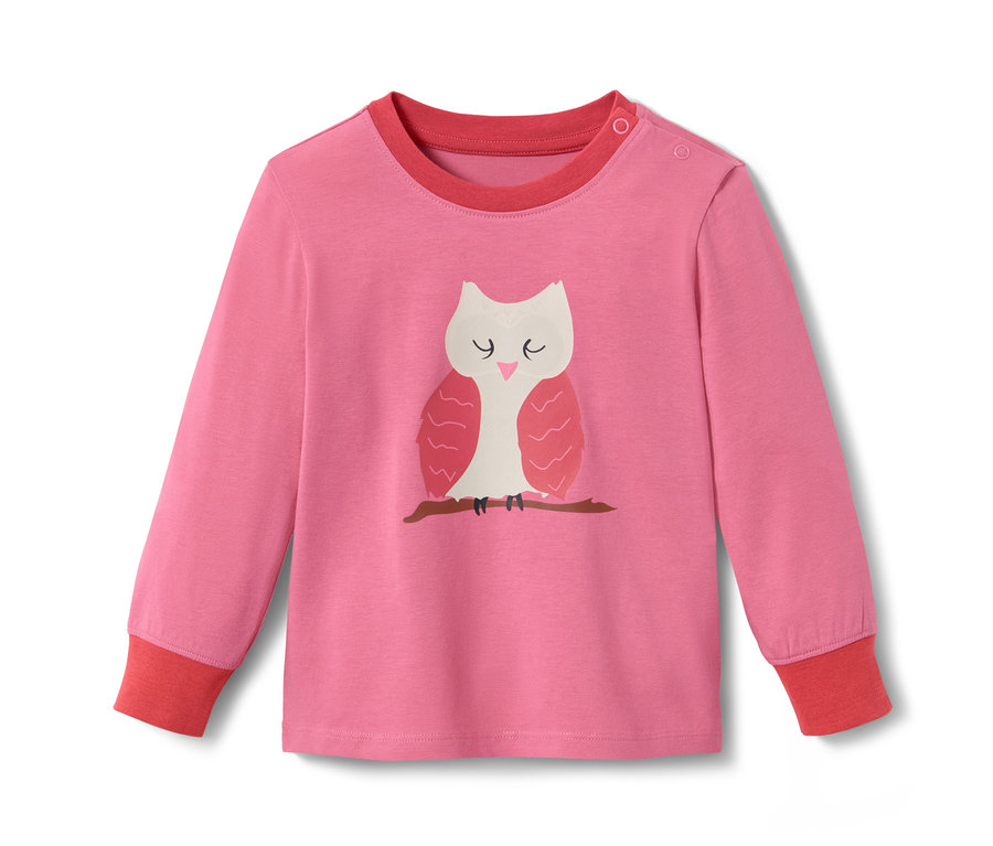 Pink-roter Pyjama mit Eulenaufdruck.