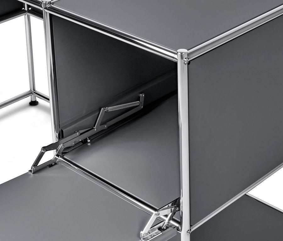 Detailansicht eines grauen Metall-Schreibtischs »CN3« mit Klapptür.