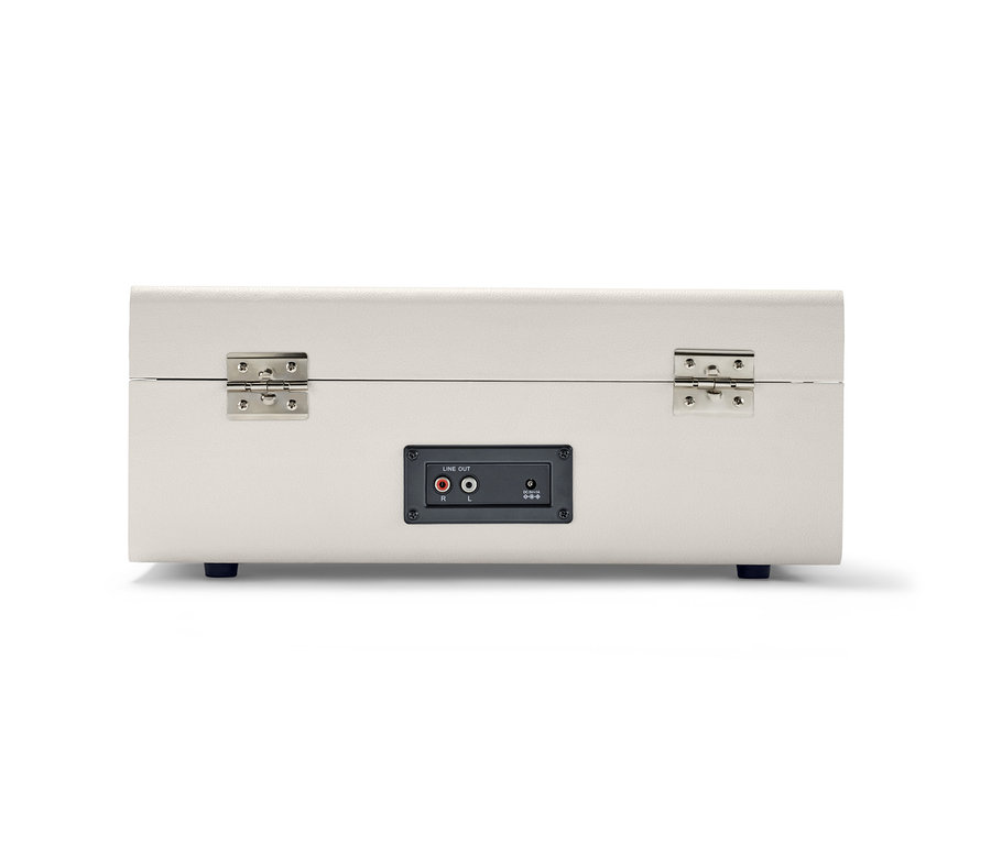Detail der Rückseite eines tragbaren Retro-Plattenspielers mit Bluetooth®-Funktion.