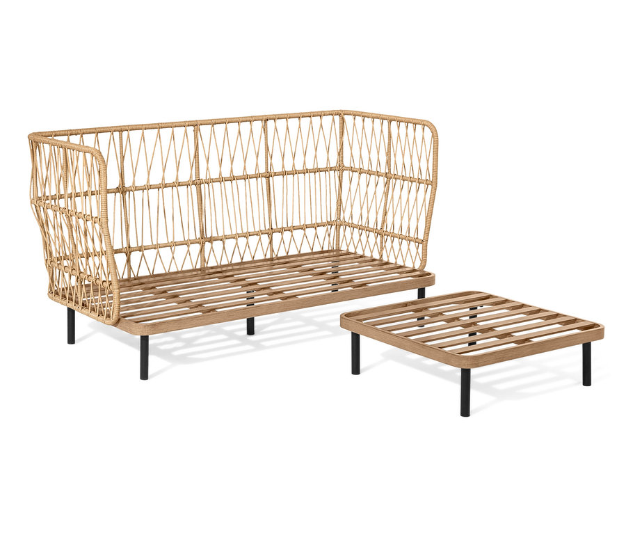 Ein Loungesofa mit Fußhocker aus Rattan und Holz mit schwarzen Beinen.