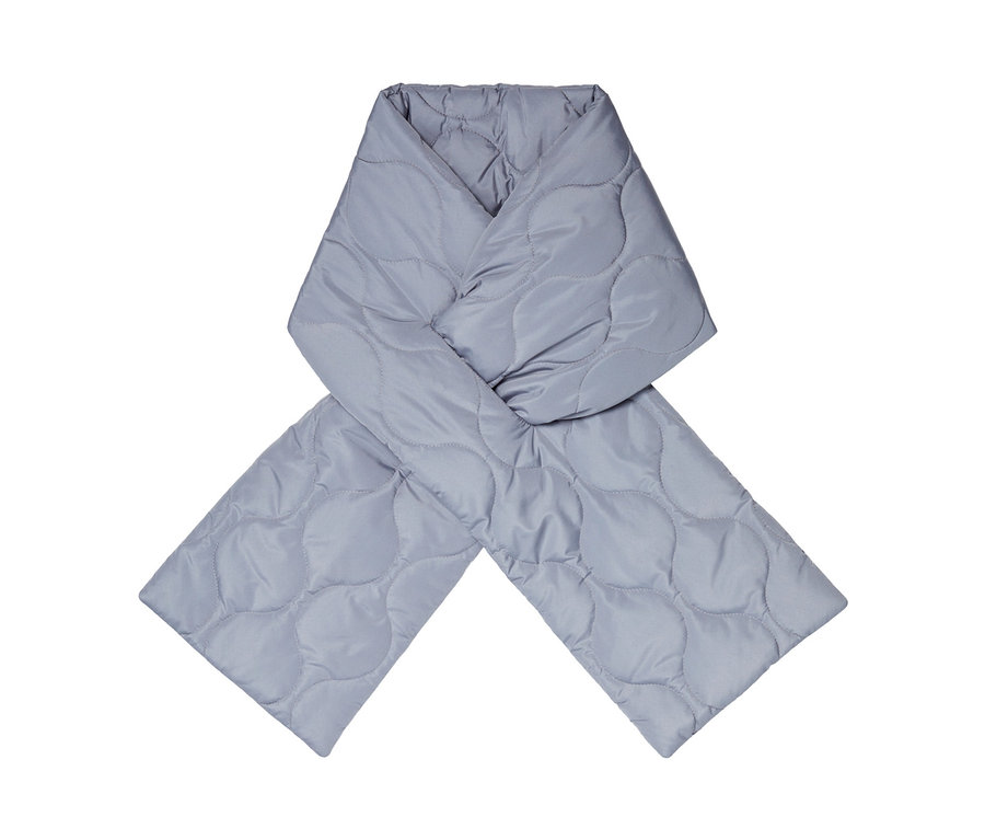 Ein hellgrauer, gesteppter Schal auf weißem Hintergrund.