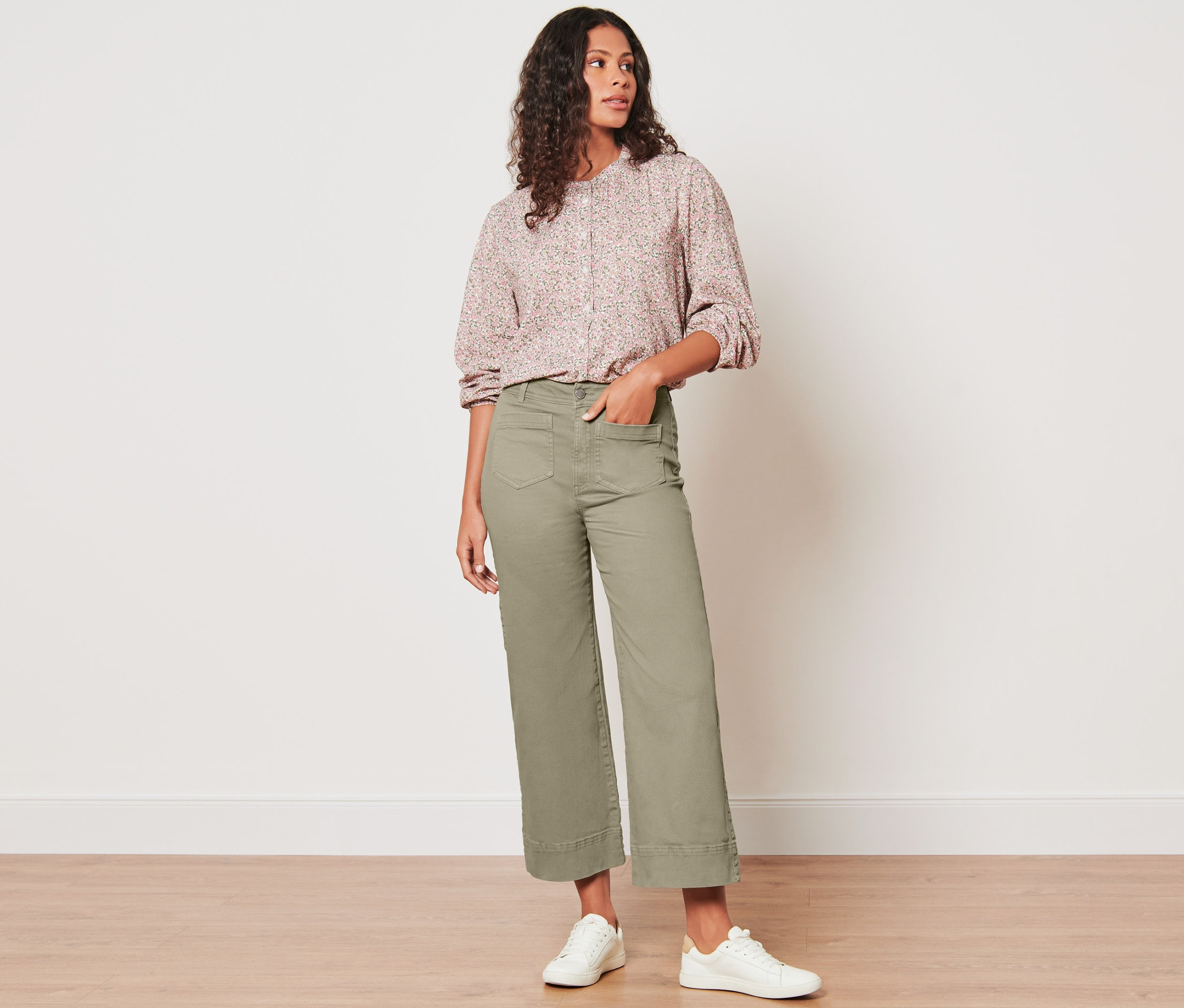 Eine Frau steht und posiert in Modern Denim.