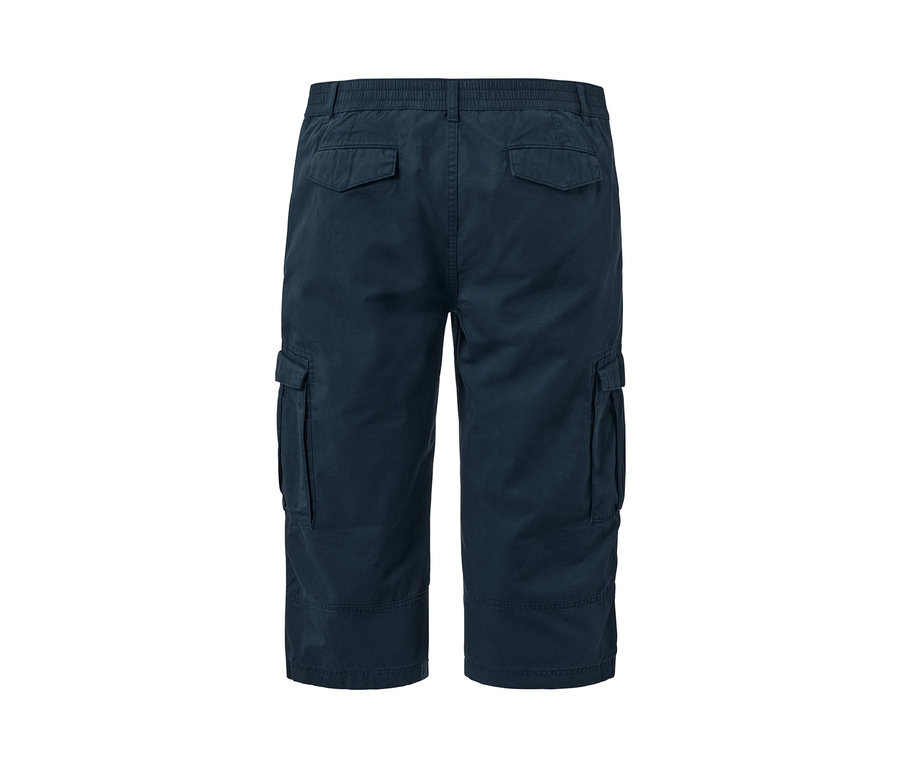 Detailansicht der Rückseite einer marineblauen Cargo-Bermuda in 3/4-Länge.