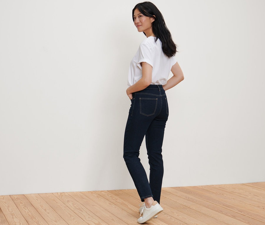 Frau posiert in Slim Jeans – Fit »Emma« und weißem T-Shirt.