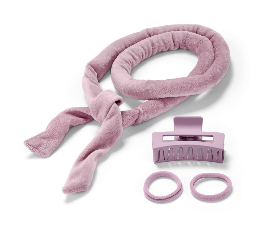Ein Set aus hitzefreien Lockenwicklern, eine lila Haarklammer und zwei Haargummis.