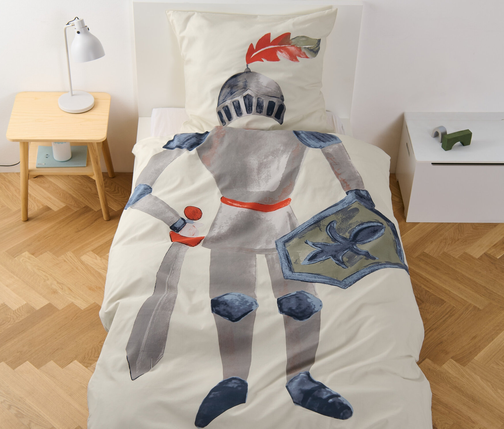 Kinder-Renforcé-Bettwäsche mit Ritter-Motiv auf einem Bett.