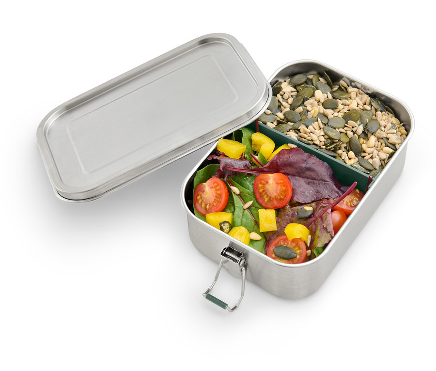 Geöffnete Edelstahl-Lunchbox mit Fach. Ein Fach enthält Salat, das andere Kürbiskerne.