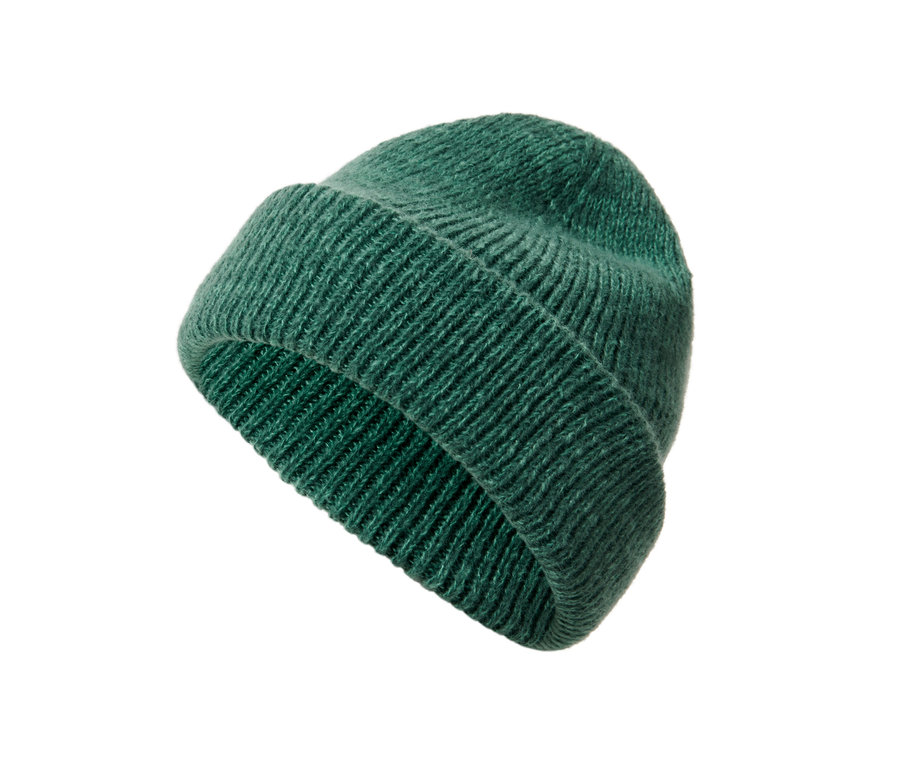Dunkelgrüne Strickmütze.