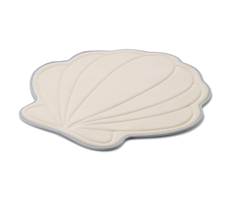 Beige Badematte »Muschel« auf weißem Hintergrund.
