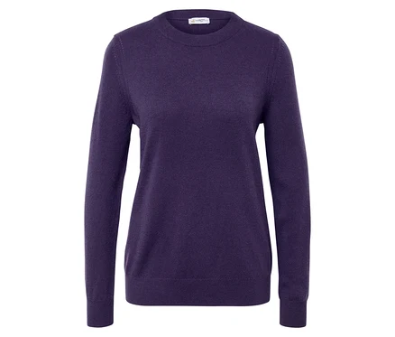 Lila langärmliger Pullover auf weißem Hintergrund.