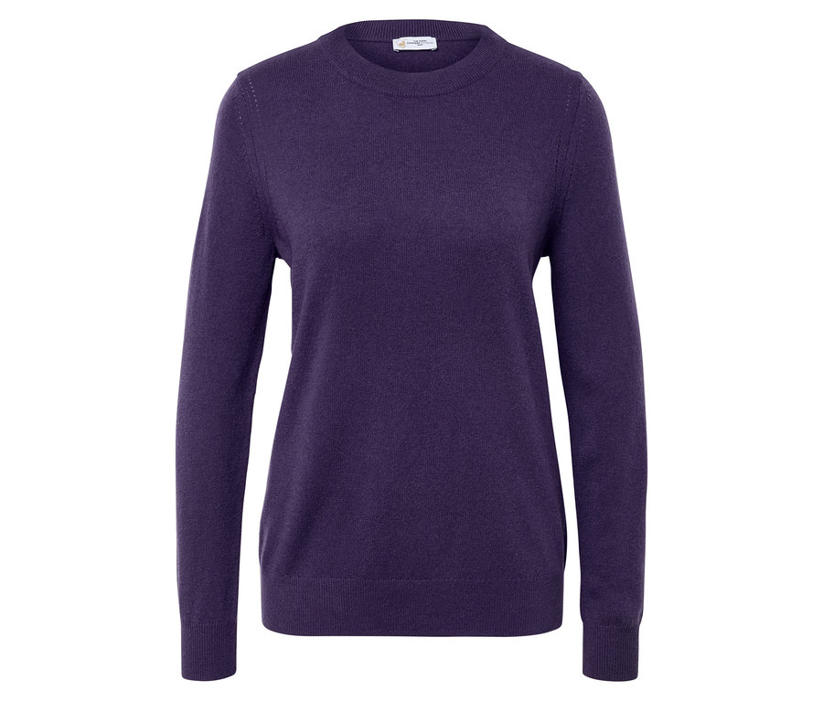 Lila langärmliger Pullover auf weißem Hintergrund.