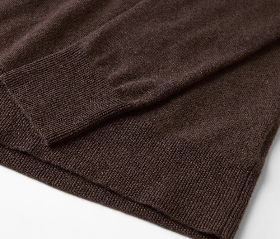 Detailaufnahme eines braunen Langarmpullovers.