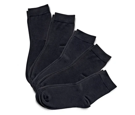 Fünf Paar schwarze Socken liegen übereinander.