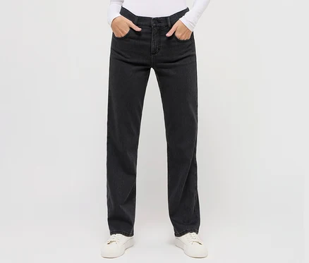 Person steht mit Händen in den Taschen einer Angels Denim »Lara«, Straight Fit, dunkelgrau.