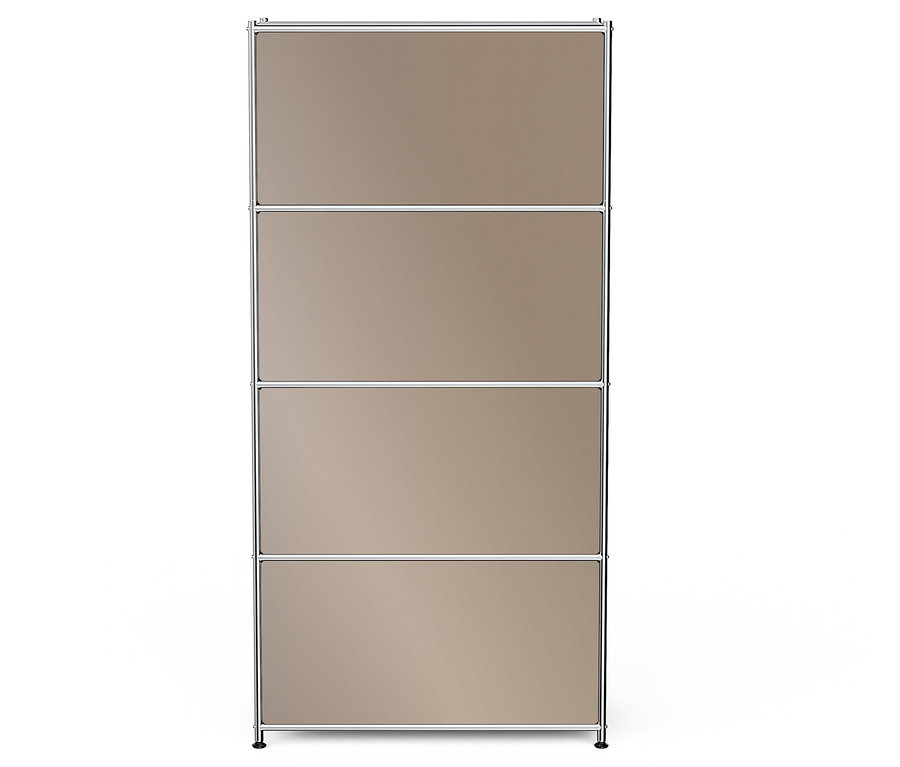 Ein vierstöckiges Regal mit beigen Paneelen und silbernem Rahmen.