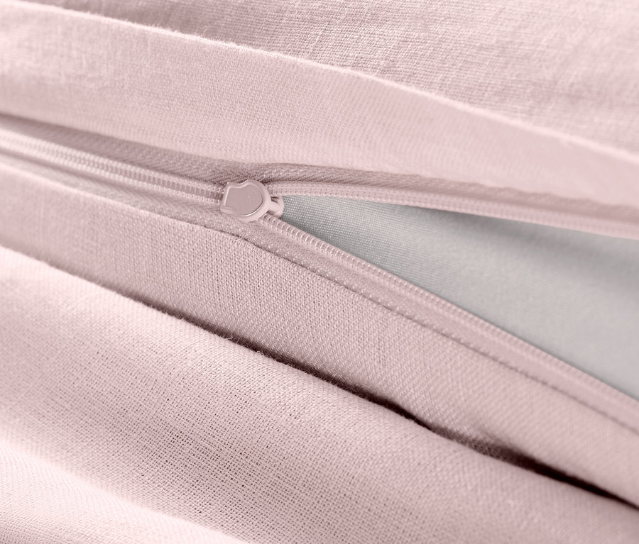 Detailaufnahme von rosafarbener Leinen-Bettwäsche in Übergröße mit Reißverschluss.