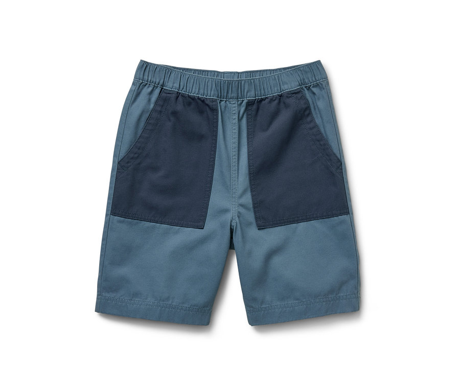 Blaue Kinder-Bermudashorts mit dunkelblauen Taschen.