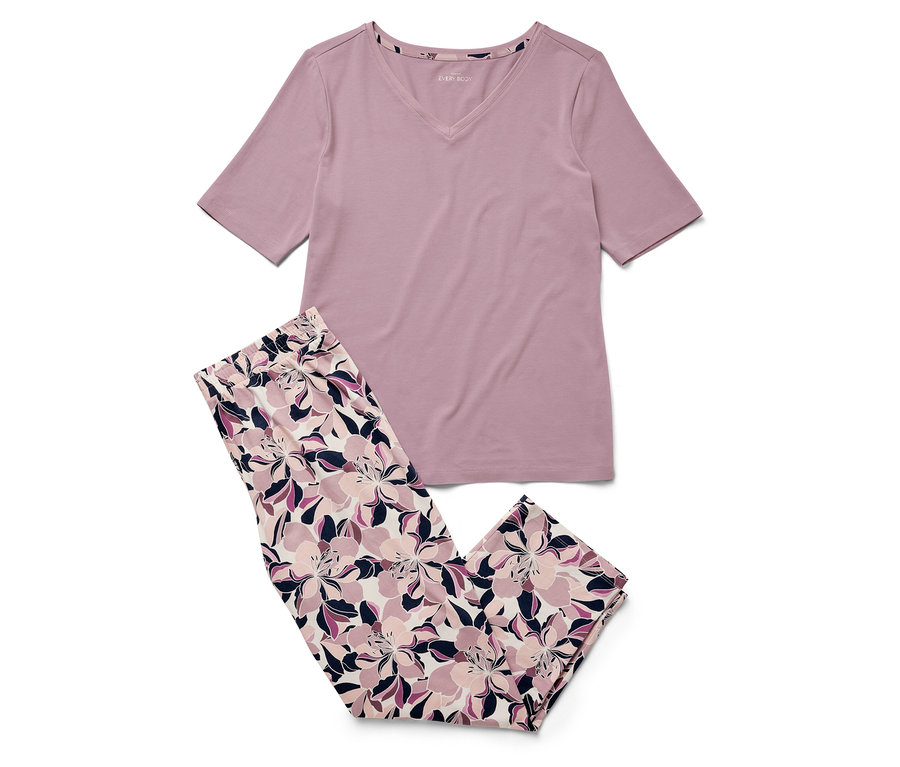 Ein violettes Kurzarm-T-Shirt und eine Hose mit Blumenmuster liegen auf einem weißen Hintergrund.