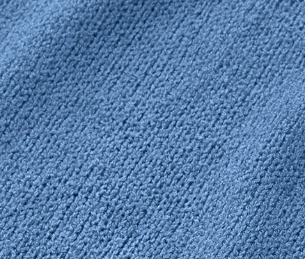 Detailaufnahme eines strukturierten blauen Shirts.