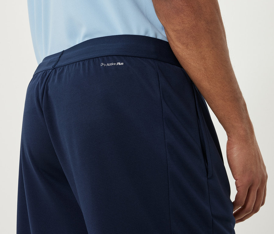Detailaufnahme eines Mannes in blauen Sportshorts.