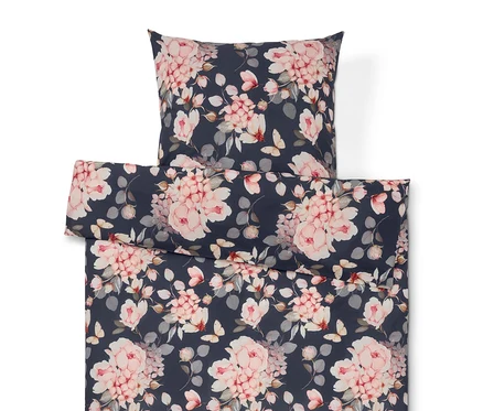 Bettwäsche mit Blumenmuster auf dunkelblauem Grund.