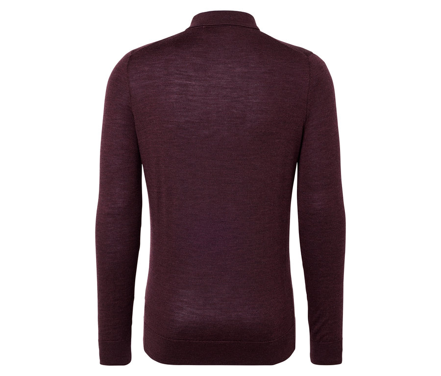 Rückansicht eines weinroten langärmeligen Pullovers mit Kragen.