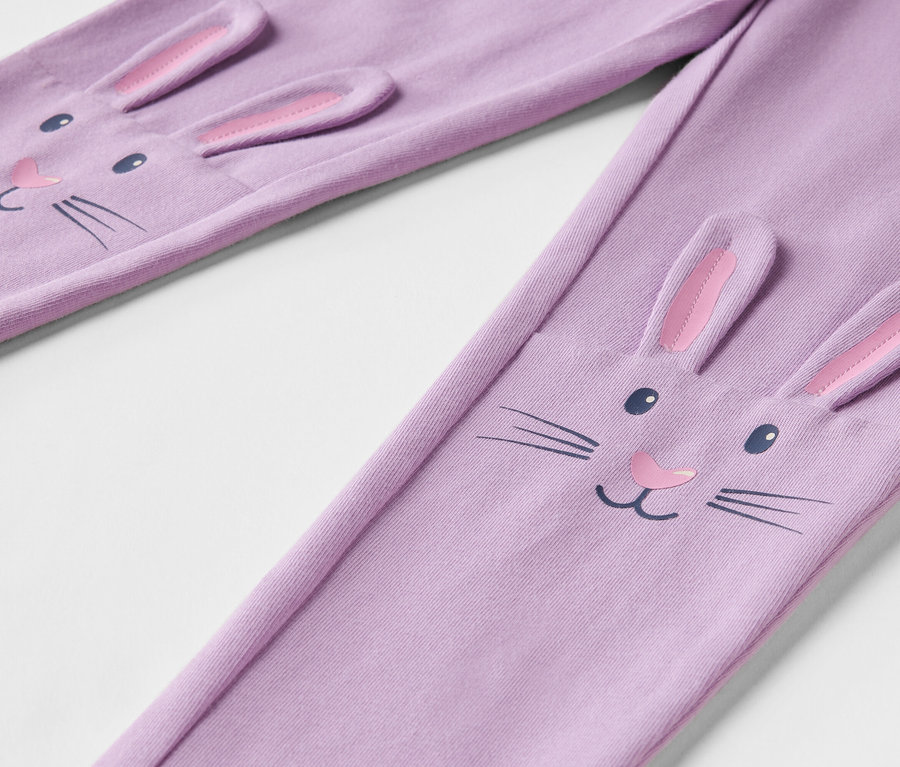 Detailaufnahme von lavendelfarbenen Leggings mit Hasengesicht und 3D-Ohren.