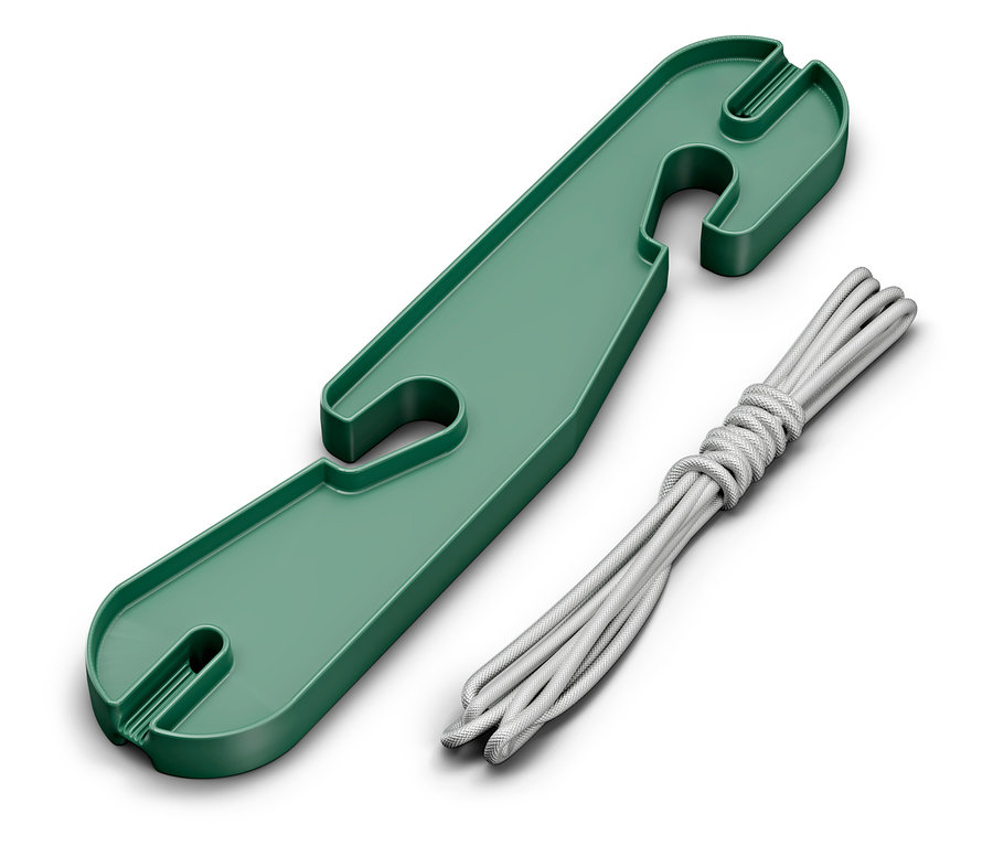 Ein grüner Kabelorganisator aus Kunststoff liegt neben einem zusammengerollten weißen Kabel.