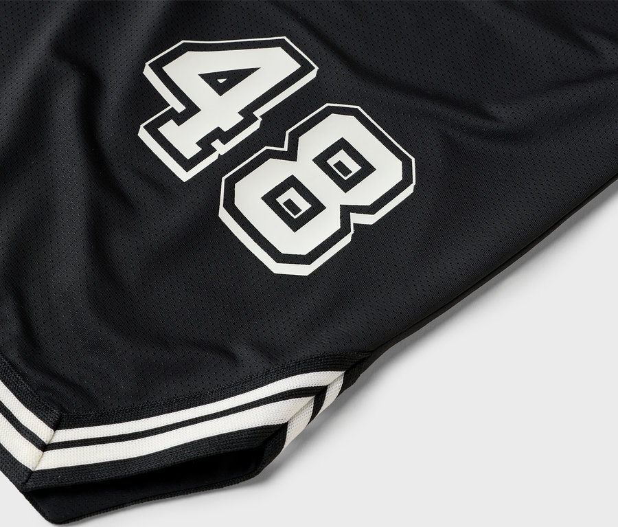 Detailansicht einer schwarzen Basketballshorts mit der Nummer 48 in Weiß.
