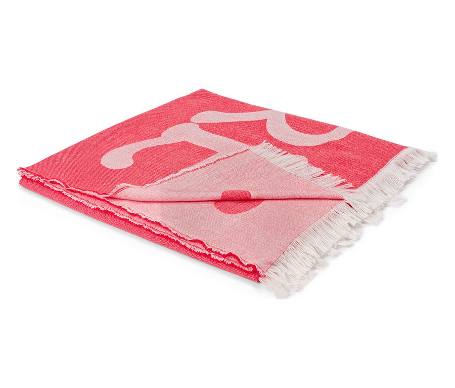 Gefaltete, rote Decke mit weißem Muster und Fransen an den Enden.