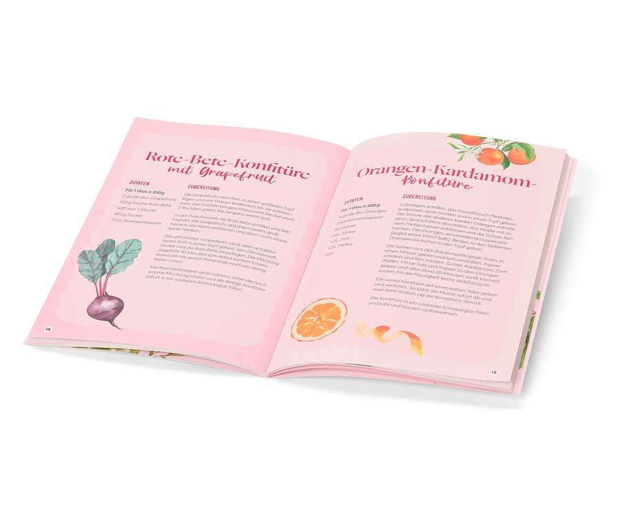 Aufgeschlagenes Kochbuch »Mit Liebe selbstgemacht« zeigt Rezepte für Rote-Bete-Konfitüre mit Grapefruit und Orangen-Kardamom-Konfitüre.