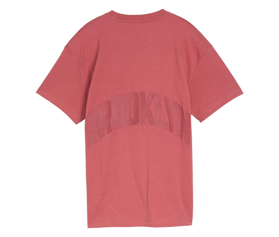Nahaufnahme eines rosafarbenen T-Shirts mit dem Aufdruck „BROOKLYN“ auf der Rückseite.