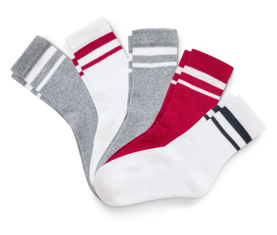 Fünf Socken liegen nebeneinander, mit Streifenmustern in Grau, Rot und Schwarz auf Weiß.