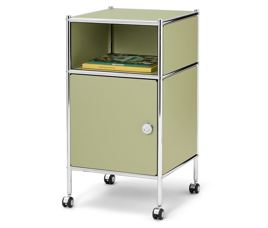 Ein hellgrüner Nachttisch mit silbernen Details und Rollen steht auf einem weißen Hintergrund.