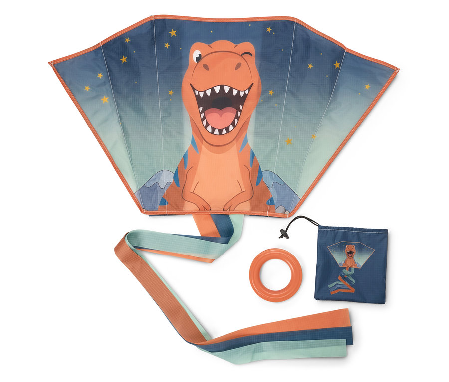 Ein Drachen-Set mit einem orangefarbenen Cartoon-T-Rex mit zwinkerndem Auge und offenem Maul vor einem sternenklaren blauen Himmel. Es enthält einen langen gestreiften Schwanz, einen orangefarbenen Griff und eine kleine blaue Aufbewahrungstasche mit demselben Dinosaurier-Design.