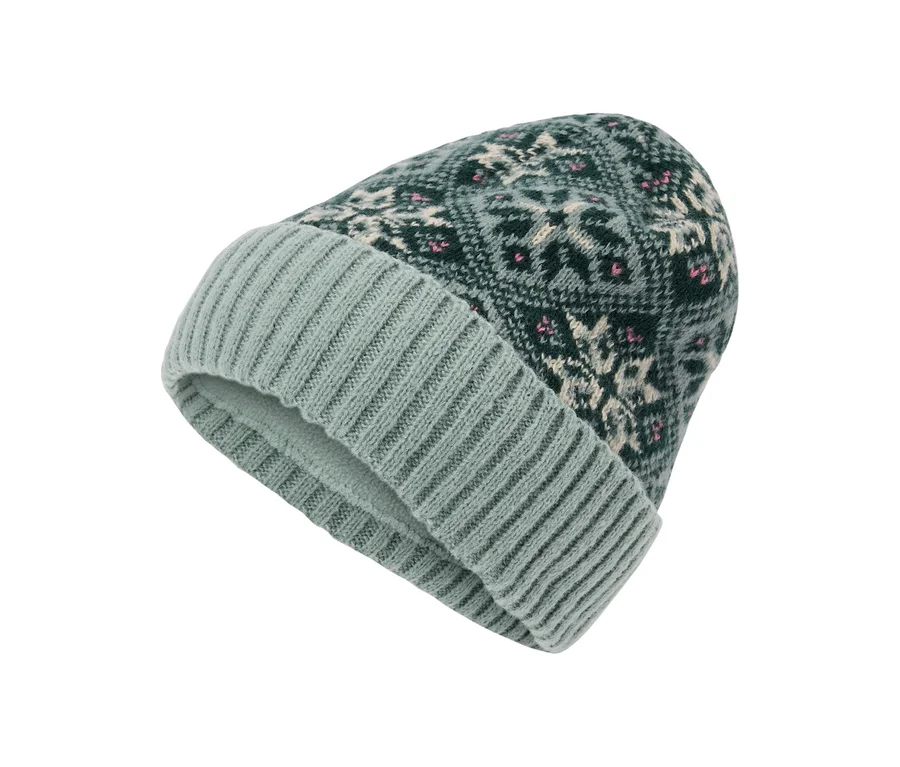 Eine gestrickte Beanie-Mütze mit hellgrünem Rippenbündchen und einer dunkelgrünen Krone mit Fair-Isle-Muster in Hellgrün, Cremeweiß und kleinen rosa Akzenten.