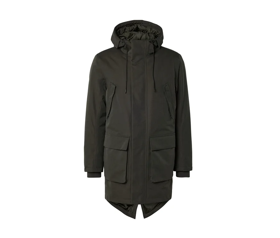Dunkelgrüner Parka mit Kapuze, zwei Brusttaschen, zwei großen Pattentaschen unten und gerippten Ärmelbündchen, auf weißem Hintergrund.