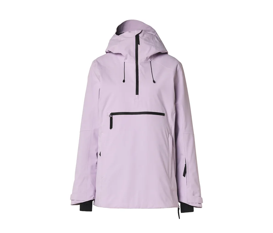 Hellviolette Kapuzen-Anorak-Jacke mit schwarzem halbem Reißverschluss am Hals, einer horizontalen schwarzen Reißverschlusstasche auf der Brust und schwarzen Ärmelbündchen.