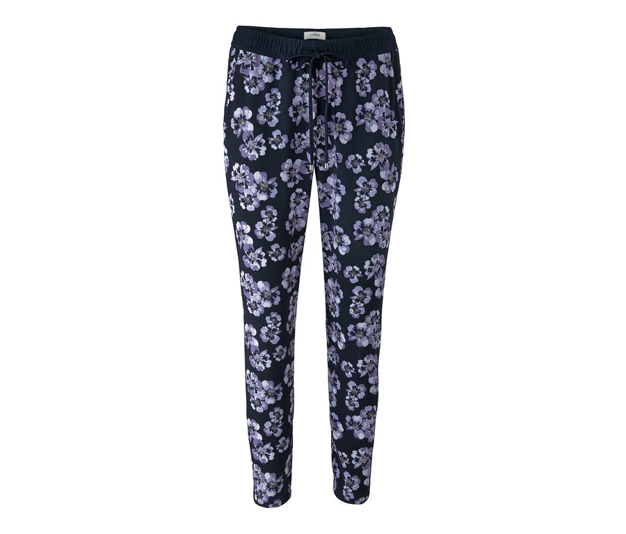 Eine knöchellange Webhose mit blauem Blumenmuster.