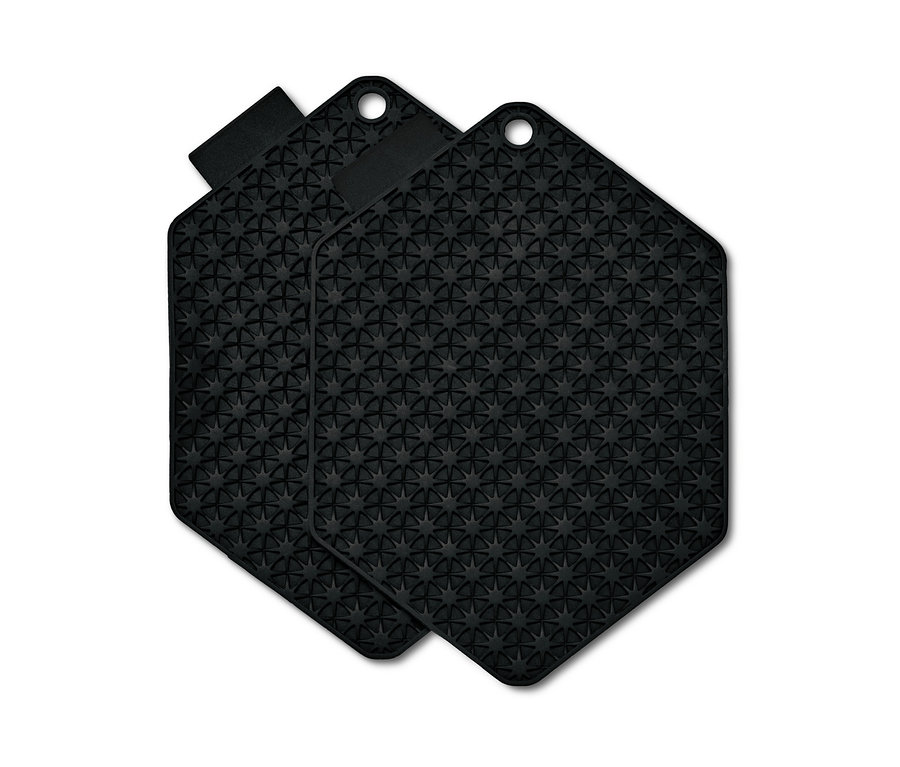 Zwei schwarze 3-in-1-Küchenhelfer.